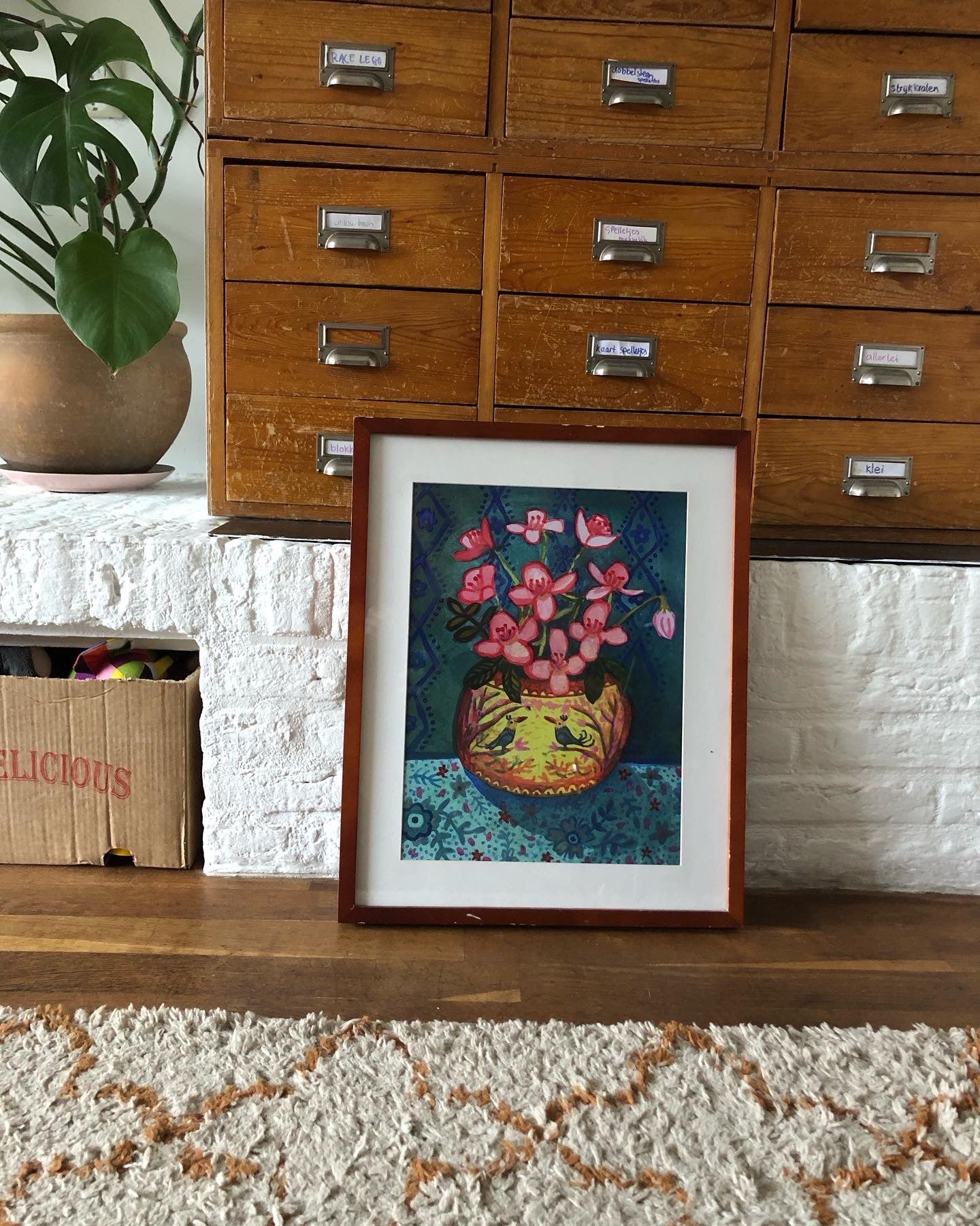 Poster Pastelkleurig bloem stilleven met Roze Clematis in geel Orientaalse Vaas