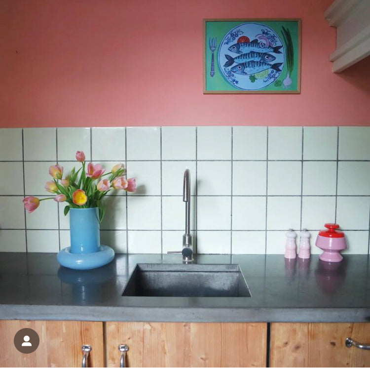 Vissen Poster | Stilleven met Vissen op Delfts Blauw Keuken Bord "Vrijdag Visdag" (Art Print)