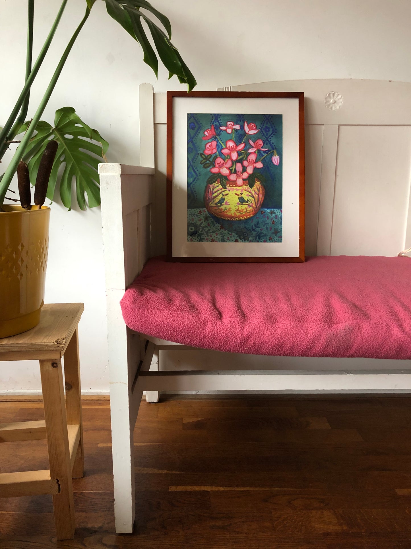 Poster Pastelkleurig bloem stilleven met Roze Clematis in geel Orientaalse Vaas
