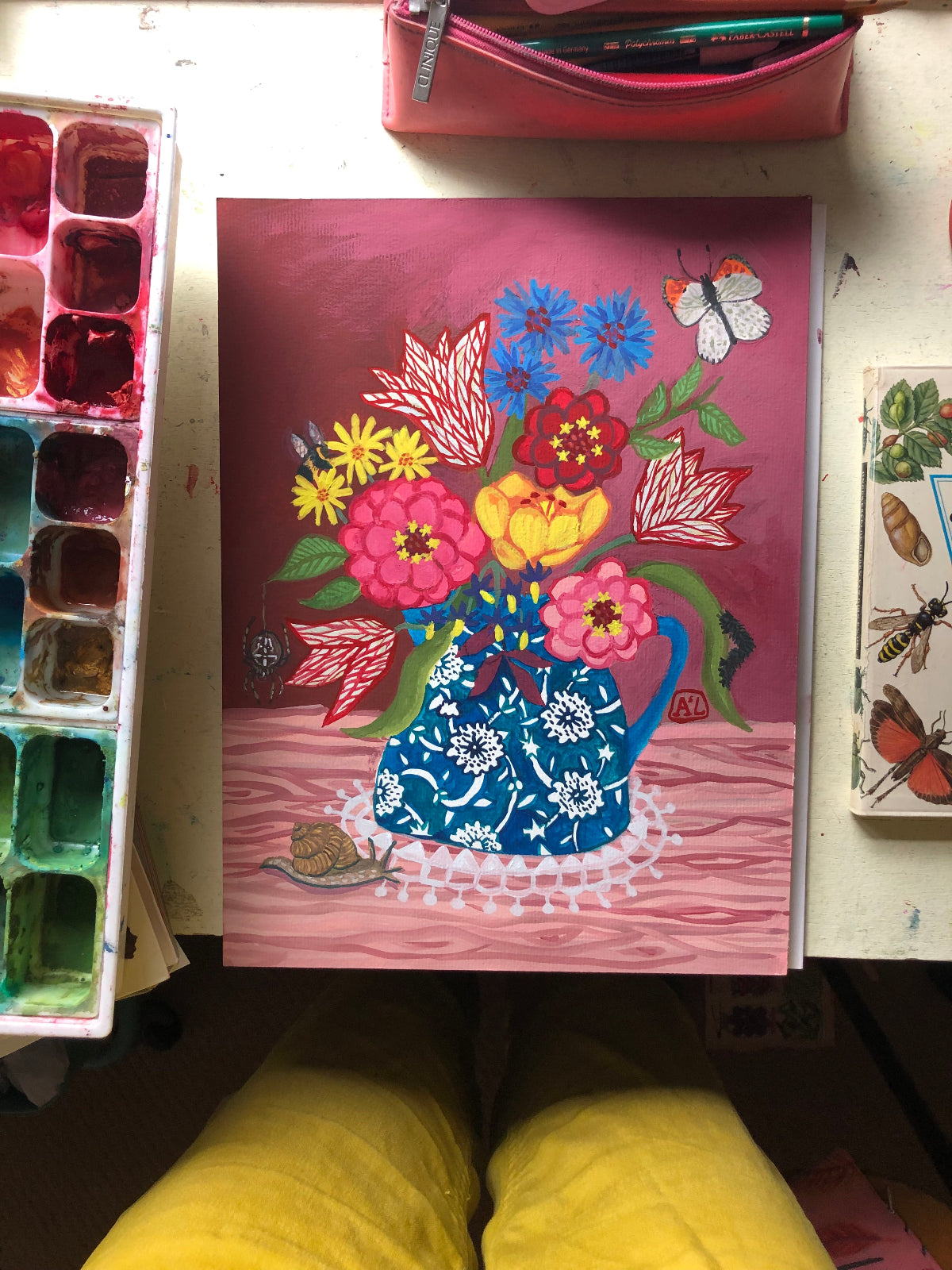 Handgeschilderd kleurrijk stilleven schilderij in uitbundige kleuren, in de stijl van oude meesters met een knipoog. Op dit bloem stilleven stat een blauw wit porseleinen calico vaas met vrolijke zinnia en roos witte tulpen. De bloemen worden omrings door insecten, vlinders, hommel, slak en rups.