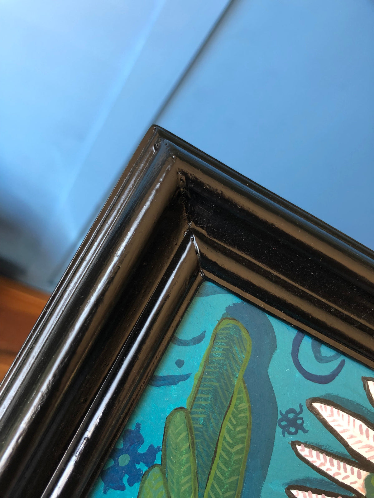 Stilleven schilderij van twee eksters die samen een wit ord met rode bessen leeg snoepen. Dit keuken stilleven in blauwe kleuren is grappig en stijlvol tegelijk. Dit handgeschilderde en handgemaakte keuken stilleven, past mooi in een kleurrijk interieur.