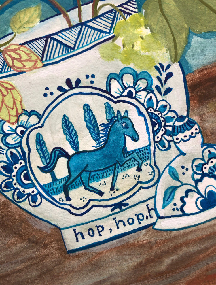 wilde bloemen stilleven schilderij in natuurlijke tinten als blauw, bruin en groen. Dit boeket staat in een Delfts Blauwe Vaas met een paard in galop. Op de tafel naast de blauw witte vaas ligt een hoefijzer. Dit bloem stilleven met hopplanten heeft een hoefijzer en twee vlindertjes. De vlinders zijn oranje tipjes.
