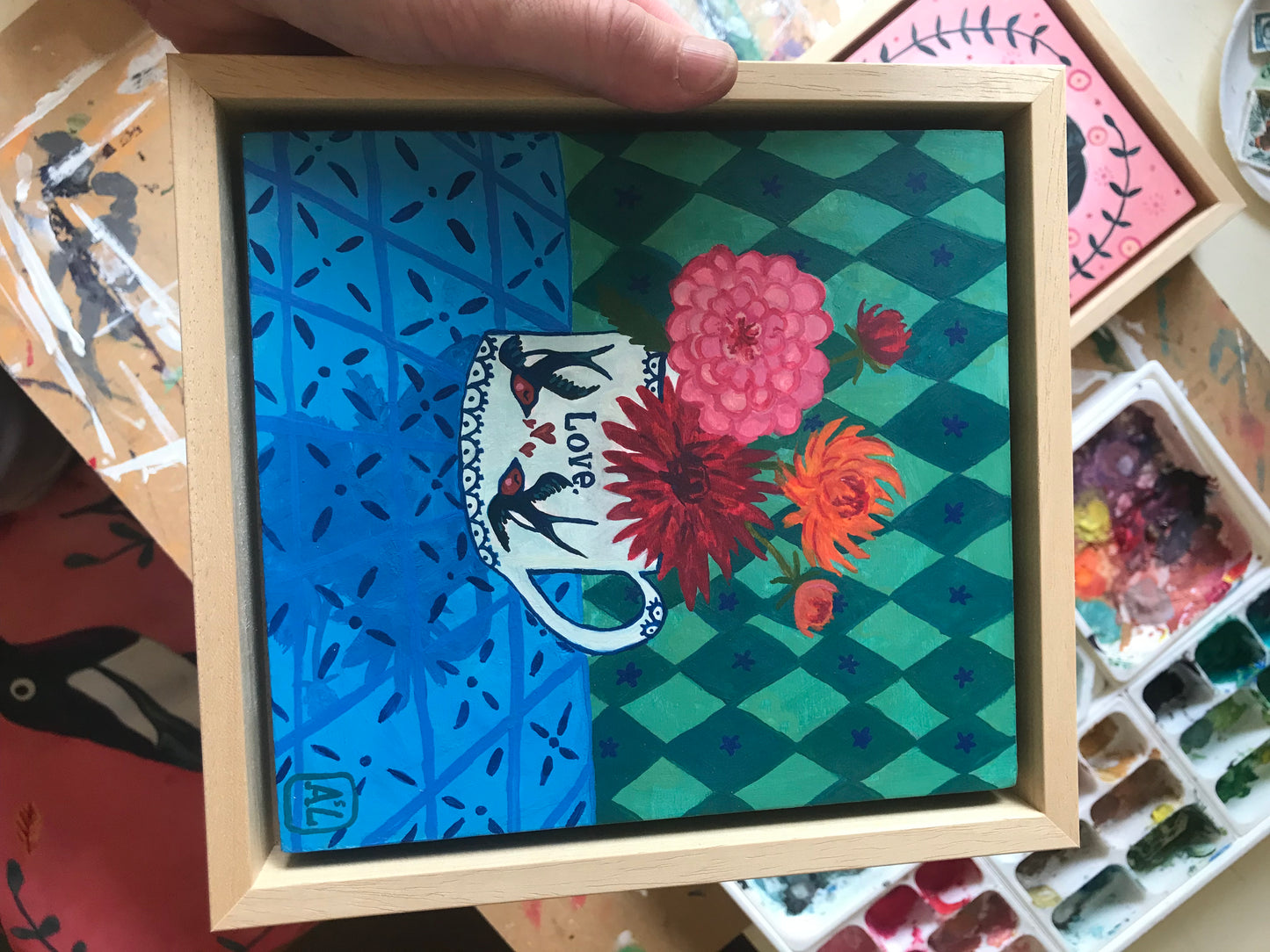 Dit moderne bloemen schilderij met felle kleuren is gemaakt is een kleurrijk schilderijen kunstenaars. Dit is een kleurrijk schilderij voor in de woonkamer. De afgebeelde vogeltjes zijn zwaluwen met hartjes. De dahlias zijn roze, rode en oranje dahlias op een groen wiebertjes patroon op de achtergronden zijn gemaakt van de nederlandse kunstenaar Anita Letuve.