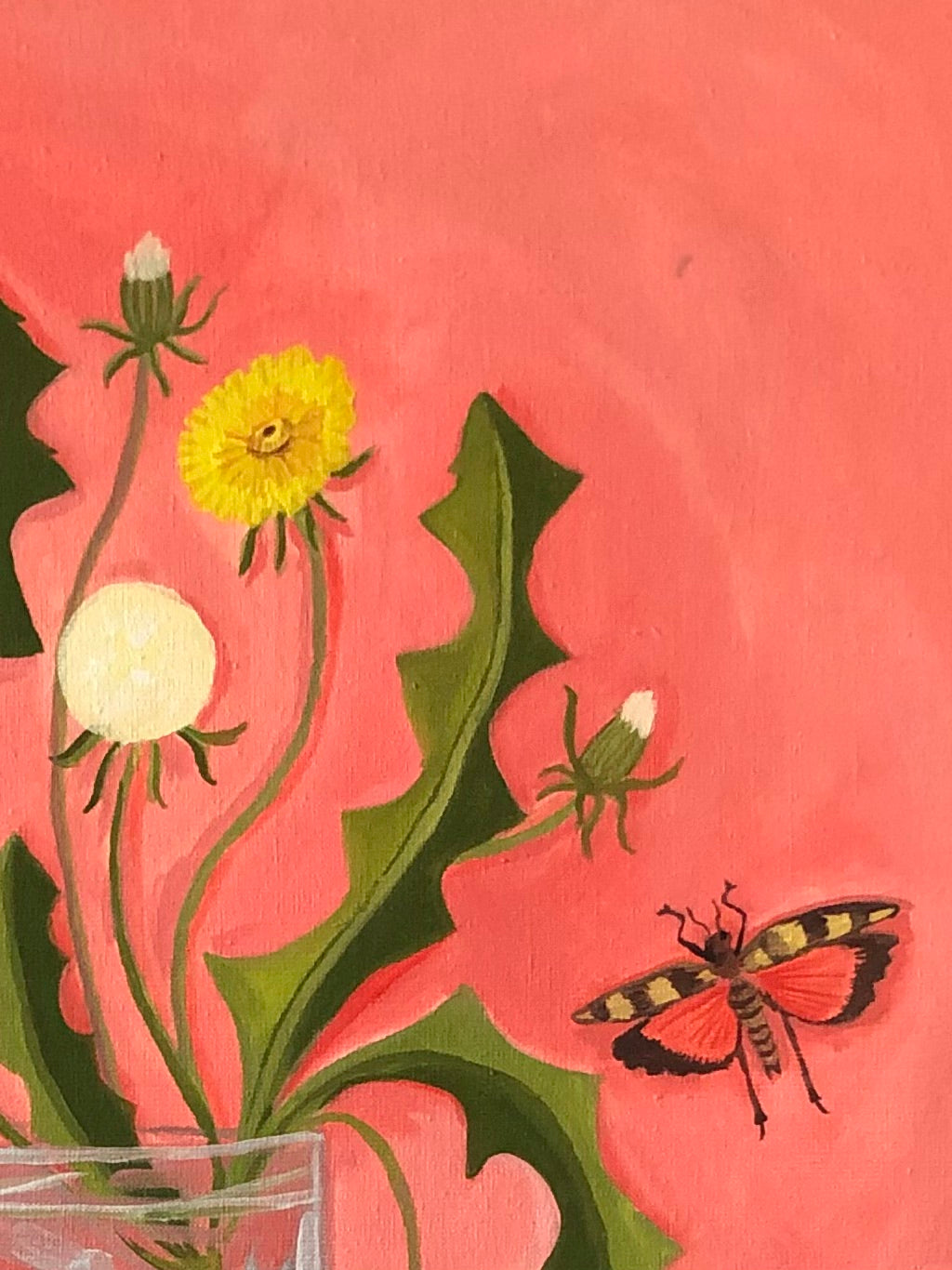 Handgeschilderd paardenbloem stilleven schilderij met roze achtergrond en gele wilde bloemen. Op dit uitbundige grote handgemaakte schilderij staat een boeket van naïeve gestileerde gele bloemen met vlinders en insecten in vrolijke kleuren. Dit stilleven schilderij met veldboeket heeft bloemen in een glazen jampot pot.