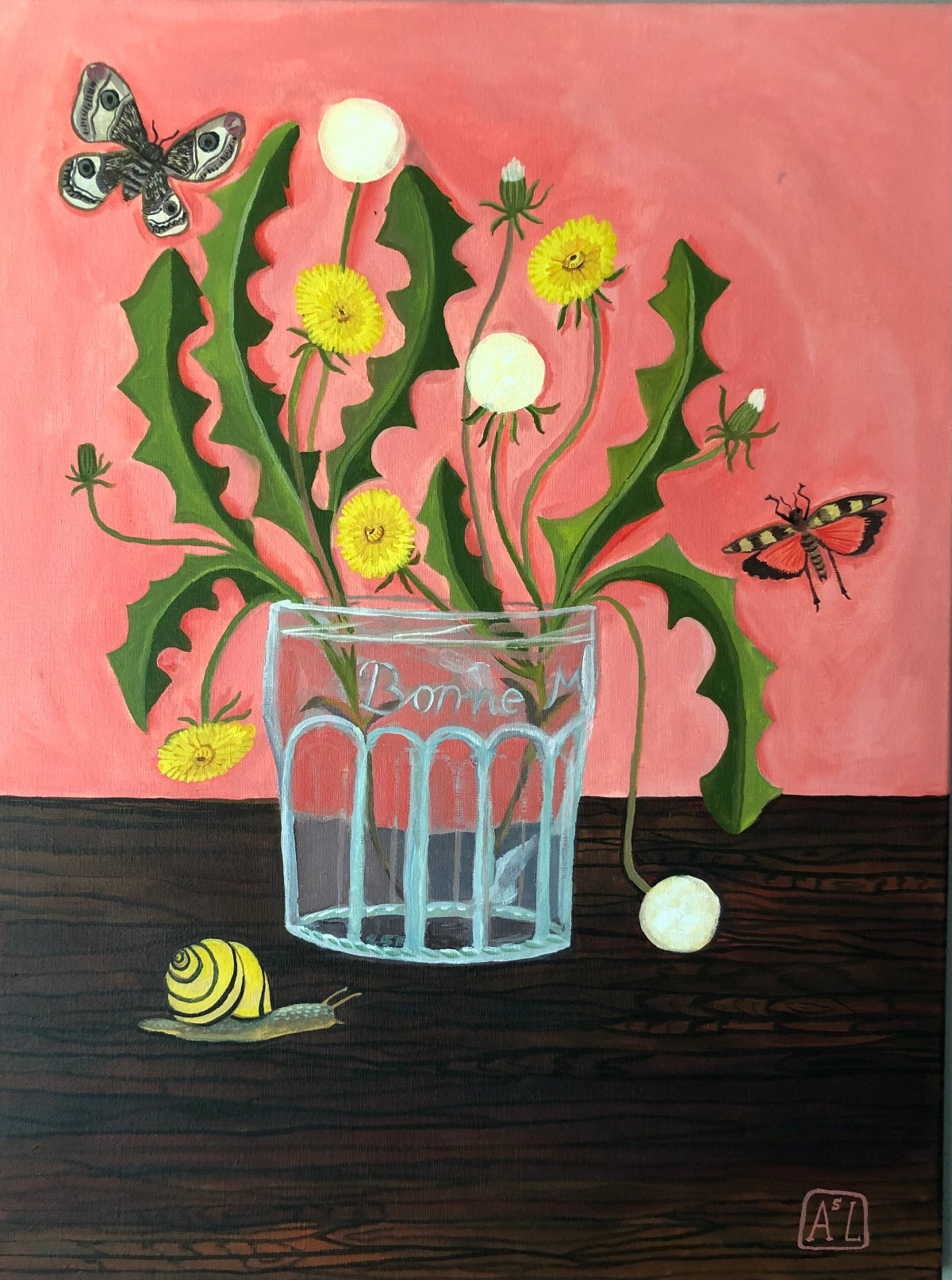 Handgeschilderd paardenbloem stilleven schilderij met roze achtergrond en gele wilde bloemen. Op dit uitbundige grote handgemaakte schilderij staat een boeket van naïeve gestileerde gele bloemen met vlinders en insecten in vrolijke kleuren. Dit stilleven schilderij met veldboeket heeft bloemen in een glazen jampot pot.