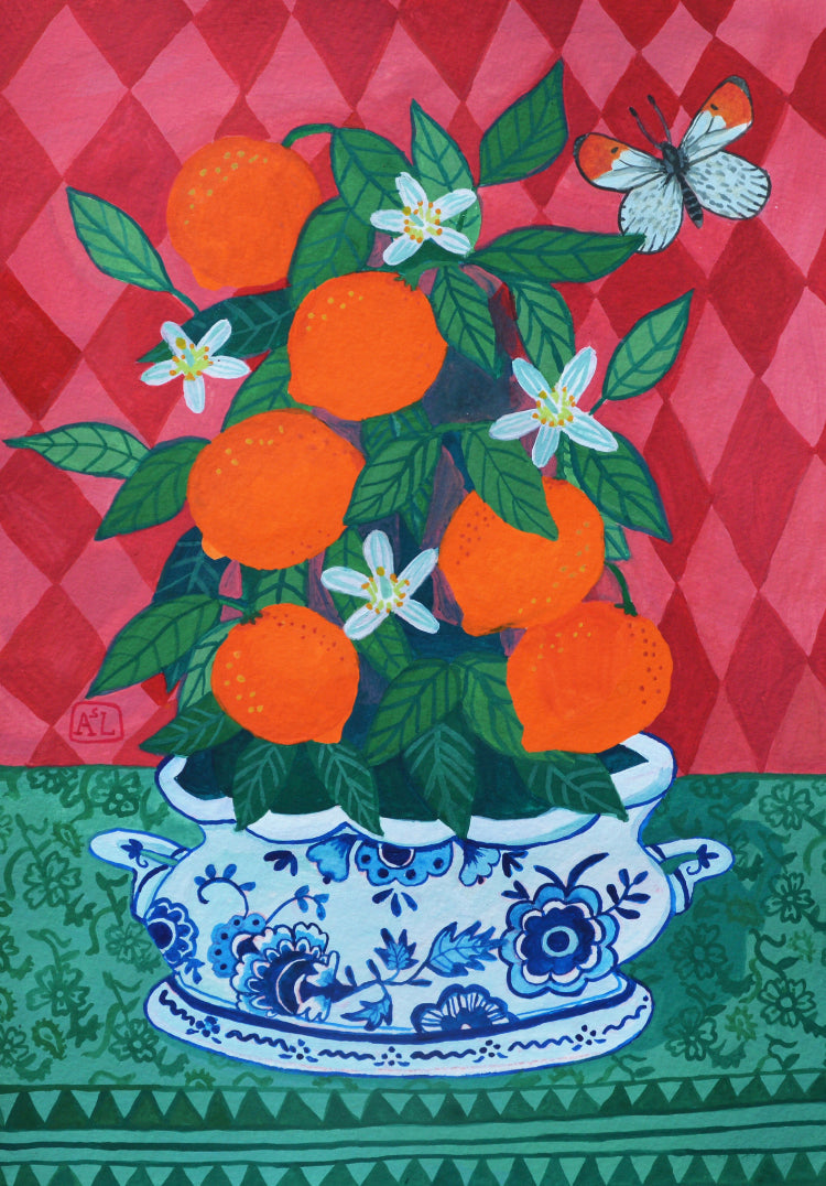 handgeschilderd stilleven schilderij met een sinaasappel boompje vol sinaasappels en sinaasappel bloesem in Blauw witte delfts blauwe schaal. De achtergrond van dit hippe schilderij heeft roze ruiten. Een handgemaakt figuratief schilderij in knalkleuren met knalroze, knaloranje en felroze.