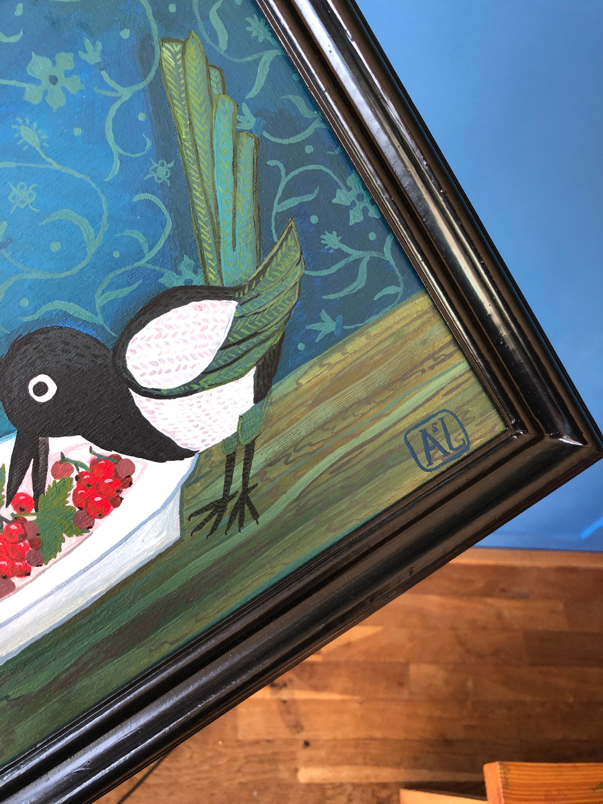 Stilleven schilderij van twee eksters die samen een wit ord met rode bessen leeg snoepen. Dit keuken stilleven in blauwe kleuren is grappig en stijlvol tegelijk. Dit handgeschilderde en handgemaakte keuken stilleven, past mooi in een kleurrijk interieur. Dit handgemaakte schilderij komt met een klassieke zwarte lijst.