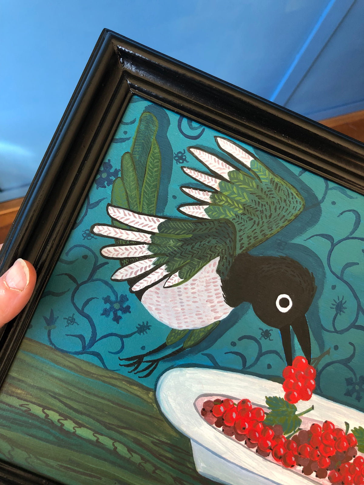 Stilleven schilderij van twee eksters die samen een wit ord met rode bessen leeg snoepen. Dit keuken stilleven in blauwe kleuren is grappig en stijlvol tegelijk. Dit handgeschilderde en handgemaakte keuken stilleven, past mooi in een kleurrijk interieur.
