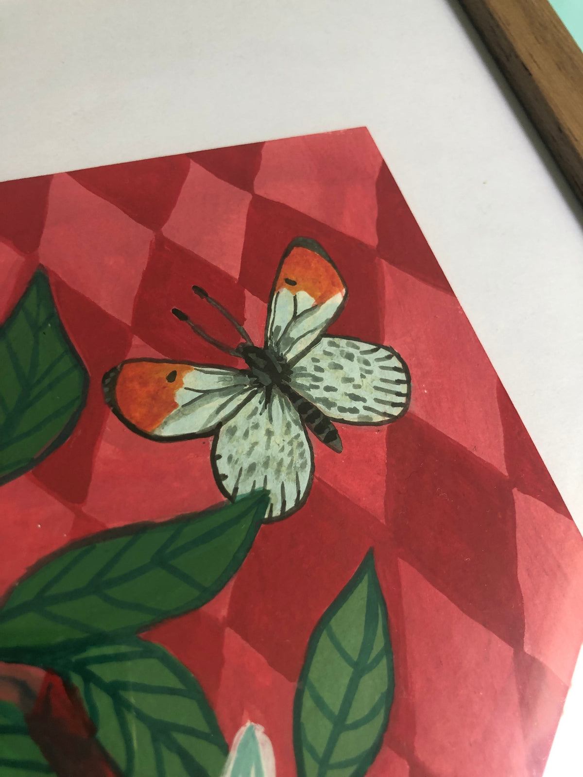 handgeschilderd stilleven schilderij met een sinaasappel boompje vol sinaasappels en sinaasappel bloesem in Blauw witte delfts blauwe schaal. De achtergrond van dit hippe schilderij heeft roze ruiten. Een handgemaakt figuratief schilderij in knalkleuren met knalroze, knaloranje en felroze.