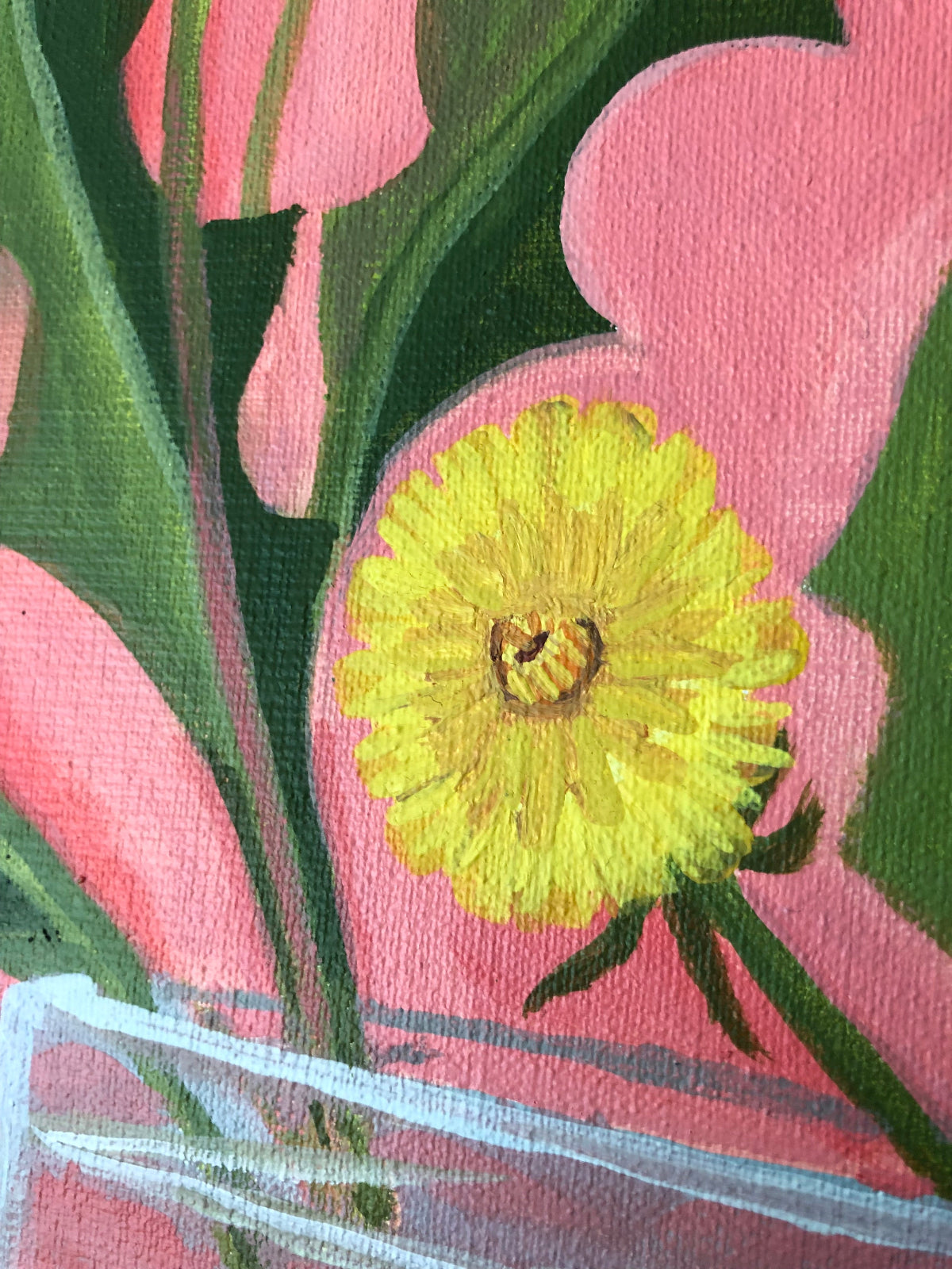 Handgeschilderd paardenbloem stilleven schilderij met roze achtergrond en gele wilde bloemen. Op dit uitbundige grote handgemaakte schilderij staat een boeket van naïeve gestileerde gele bloemen met vlinders en insecten in vrolijke kleuren. Dit stilleven schilderij met veldboeket heeft bloemen in een glazen jampot pot.
