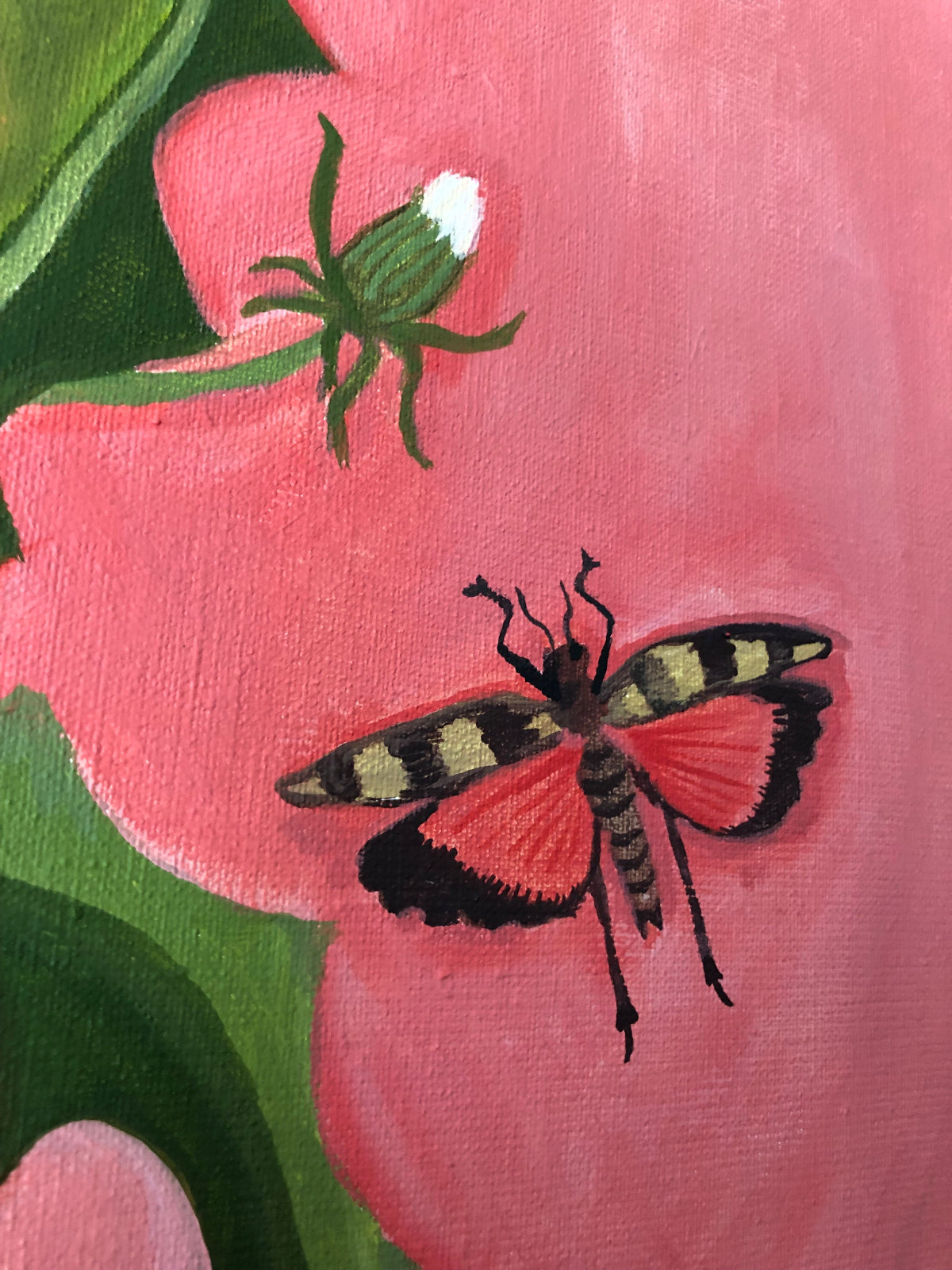 Geschilderde veldkrekel illustratie op Handgeschilderd paardenbloem stilleven schilderij met roze achtergrond en gele wilde bloemen. Op dit uitbundige grote handgemaakte schilderij staat een boeket van naïeve gestileerde gele bloemen met vlinders en insecten in vrolijke kleuren. Dit stilleven schilderij met veldboeket heeft bloemen in een glazen jampot pot.