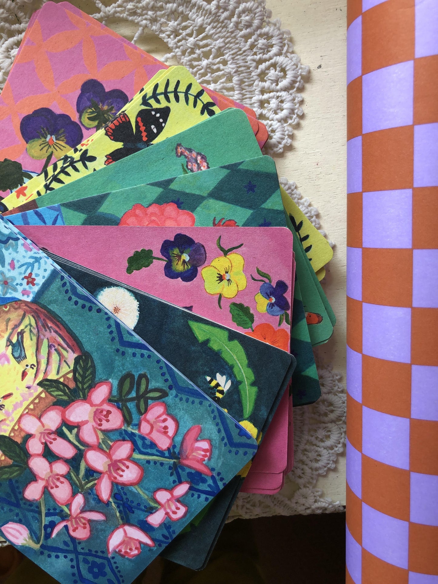 Vrolijke kleurrijke bloemen kaarten set gedrukt op duurzaam eco Paperwise papier gemaakt van landbouwafval. Deze vrolijke bloemenkaarten zijn met en zonder tekst. En geschikt voor postcrossing. De hippe kleurrijke A6 kaartjes kun je kopen in de kaarten webshop van de Nederlandse natuur illustrator Anita Letuve.