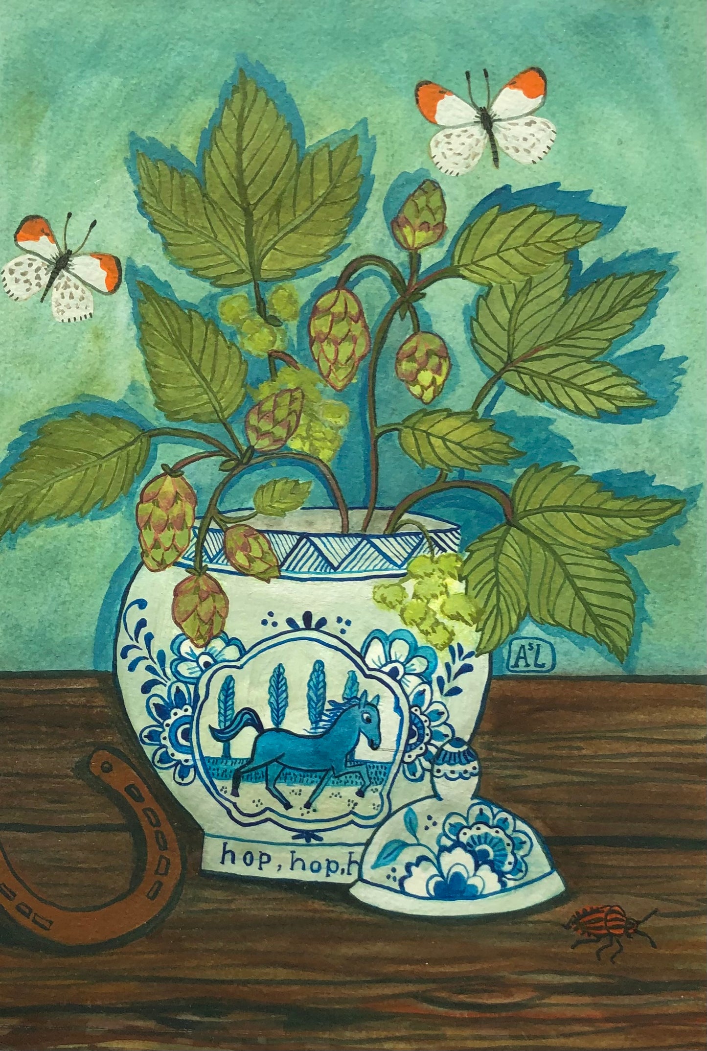 wilde bloemen stilleven schilderij in natuurlijke tinten als blauw, bruin en groen. Dit boeket staat in een Delfts Blauwe Vaas met een paard in galop. Op de tafel naast de blauw witte vaas ligt een hoefijzer. Dit bloem stilleven met hopplanten heeft een hoefijzer en twee vlindertjes. De vlinders zijn oranje tipjes.