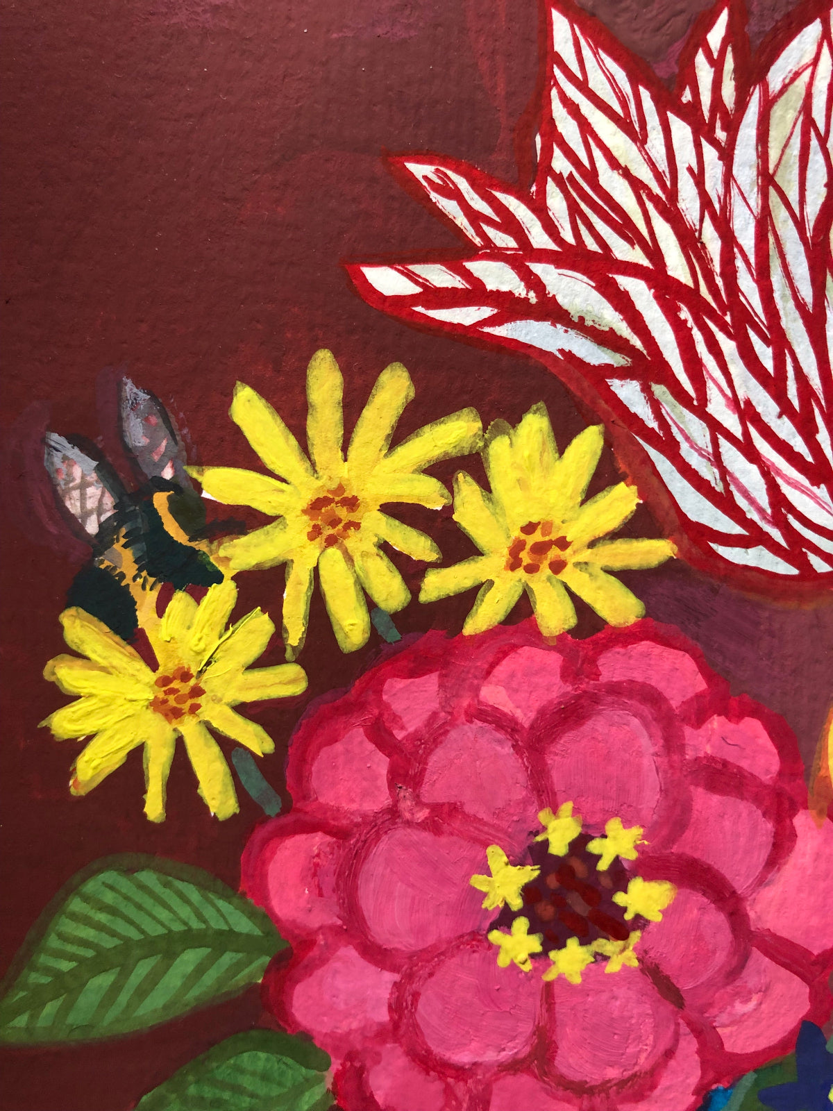 Handgeschilderd kleurrijk stilleven schilderij in uitbundige kleuren, in de stijl van oude meesters met een knipoog. Op dit bloem stilleven stat een blauw wit porseleinen calico vaas met vrolijke zinnia en roos witte tulpen. De bloemen worden omrings door insecten, vlinders, hommel, slak en rups.