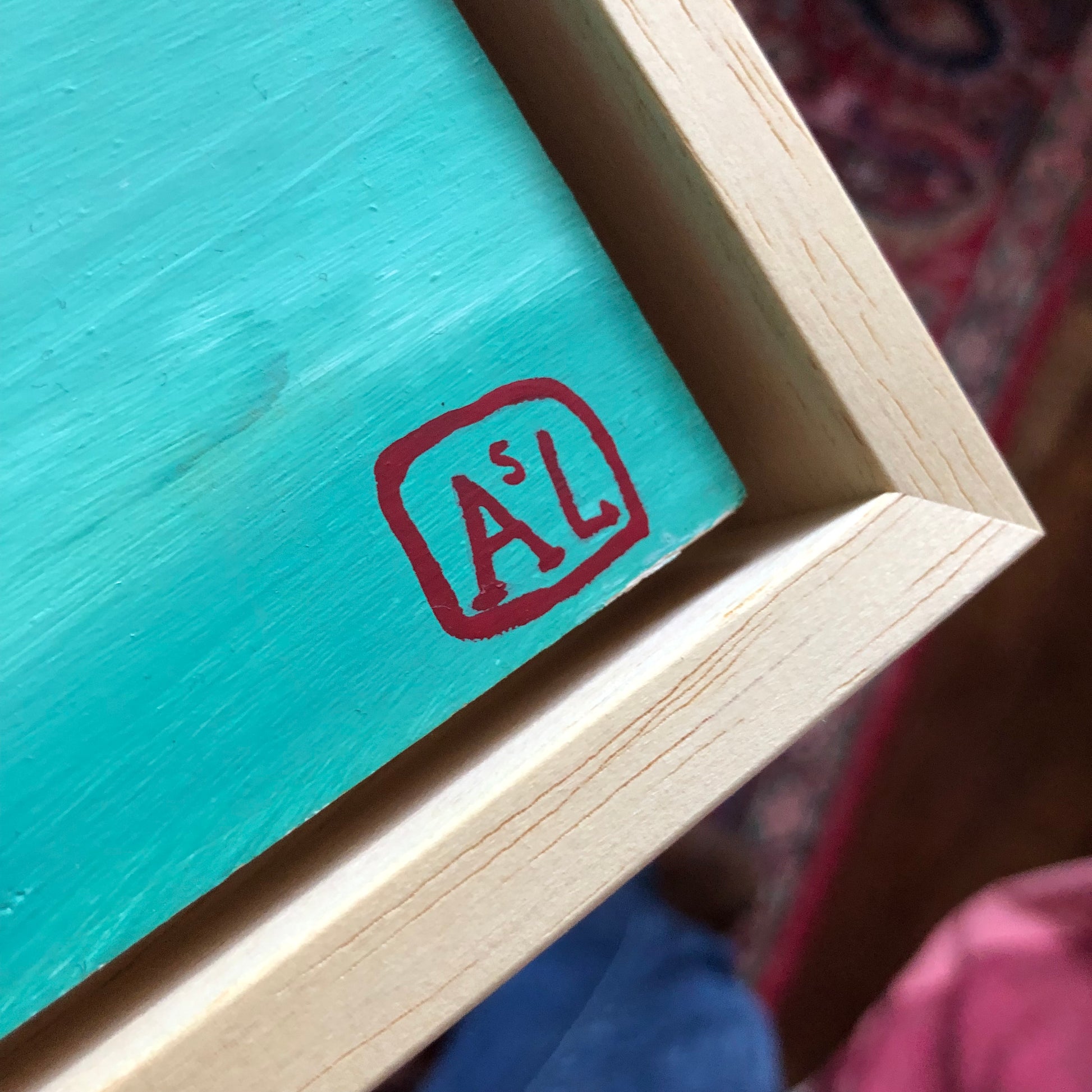 Handgeschilderd schilderij van rode kreeft op een bord. Handgemaakt kleurrijk Keuken stilleven met rode kreeft op een bord met roze rozen.