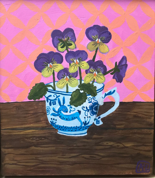 Schilderij Viooltjes in Delfts Blauwe Theekopje met Haasje | Handgeschilderde Roze Stilleven kunst