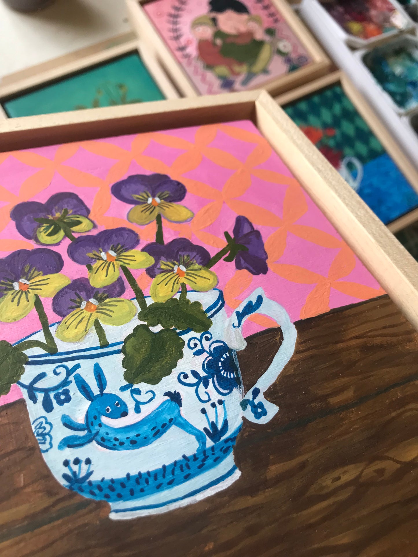 Schilderij Viooltjes in Delfts Blauwe Theekopje met Haasje | Handgeschilderde Roze Stilleven kunst