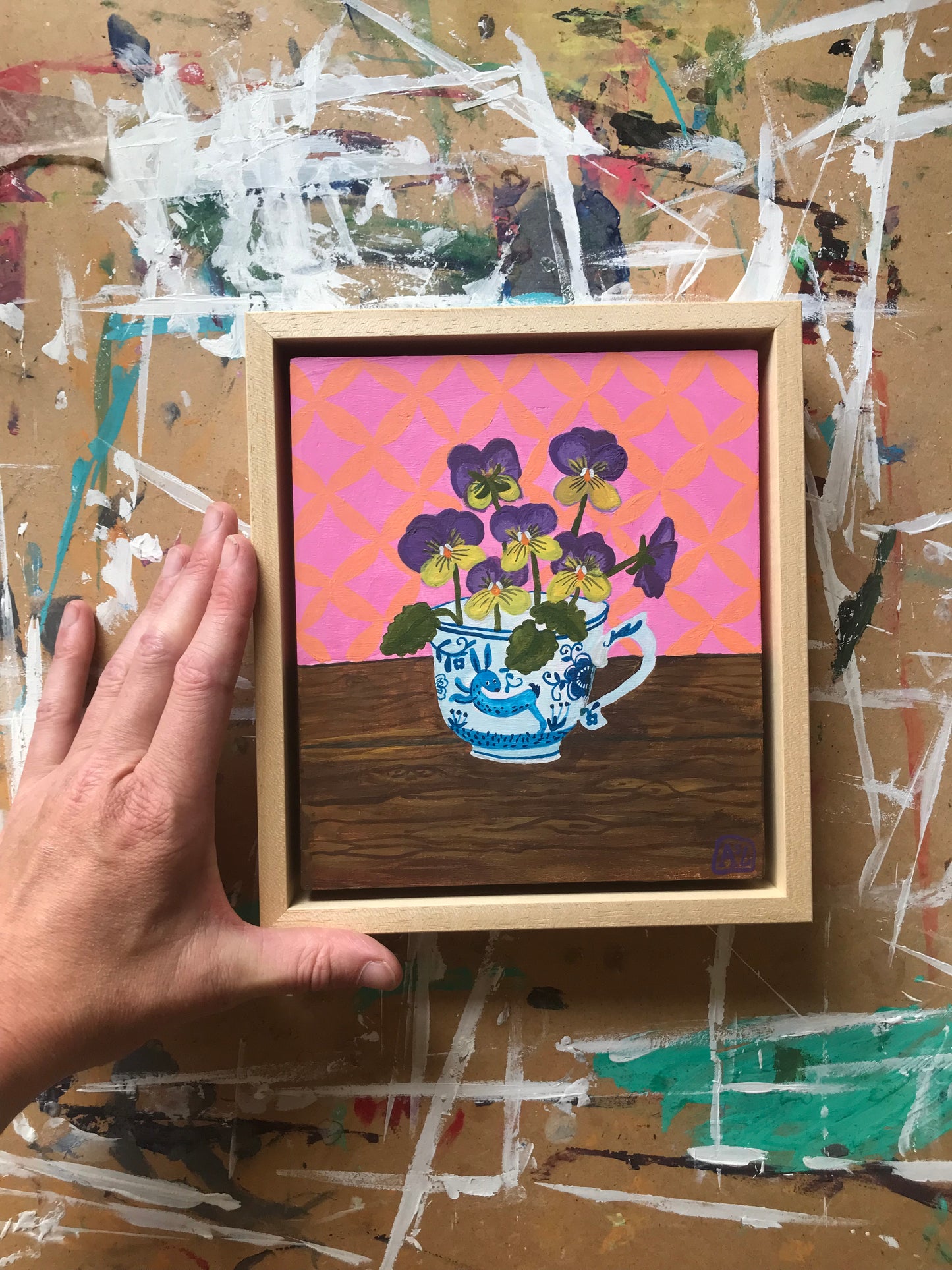 Schilderij Viooltjes in Delfts Blauwe Theekopje met Haasje | Handgeschilderde Roze Stilleven kunst