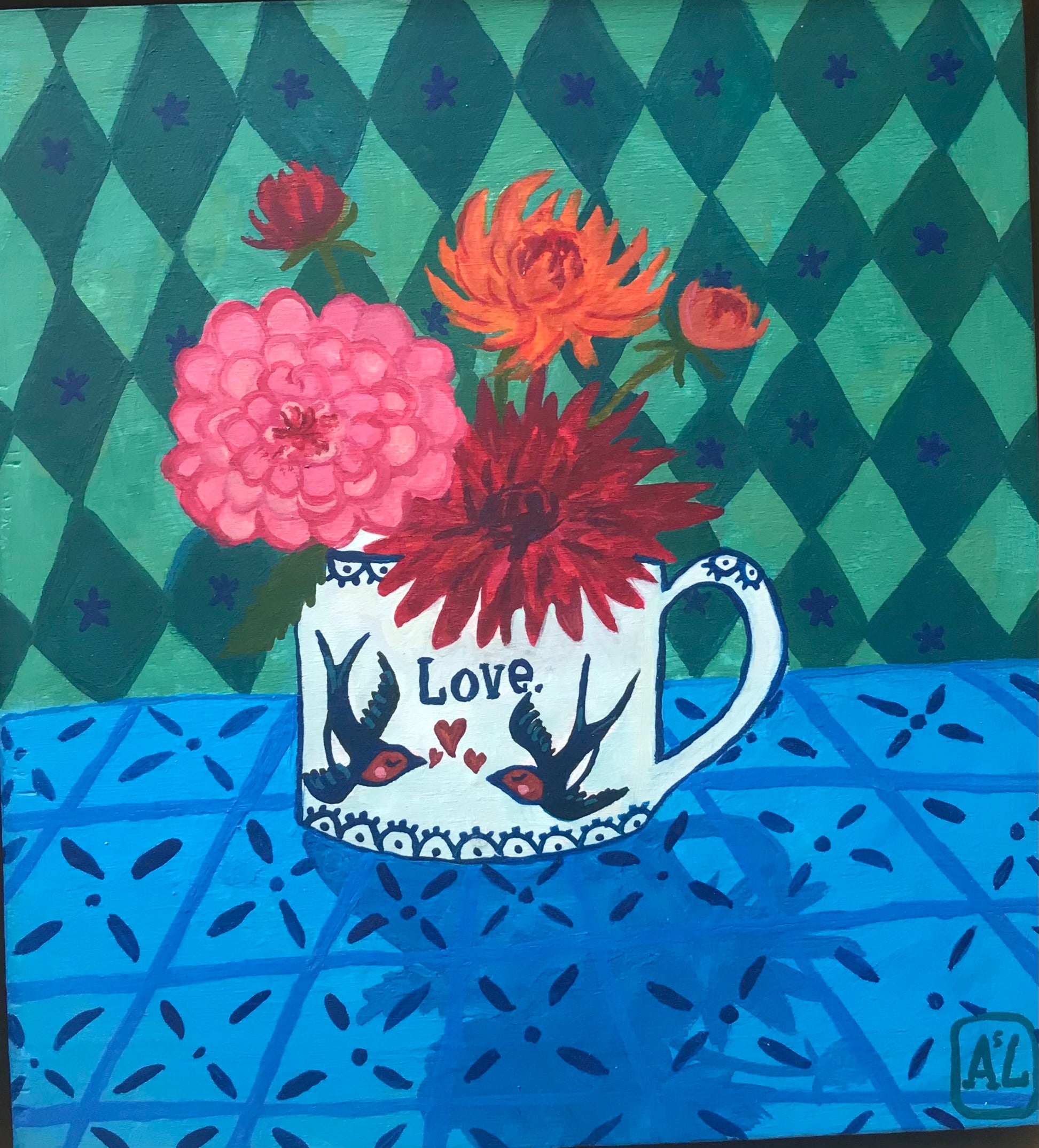 Dhalia schilderij met een Vrolijk kleurrijk dahlia stilleven. Op dit gezellige hippe schilderij staat een theekopje met bloemen uit de tuin en op het theekopje staan twee vogeltjes, namelijk zwaluwen. Ook staat er de tekst liefde op. Dit kleine handgemaakte schilderij is ook geschikt als kado voor huwelijk, liefde of valentijnsdag. Dit schilderijtje is geschilderd en is een eigentijds kunstwerkje in felle kleuren als fuchsia roze, oranje rood en emerald groene met mintgroen wiebertjes patroon. 