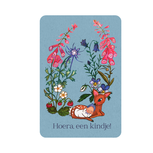 Duurzame felicitatie kaart voor geboorte baby kindje of jongetje. Op het roze a6 kaartje staat een bos tafereeltje met een slapend kindje, een hertje en wilde bloemen uit het bos.