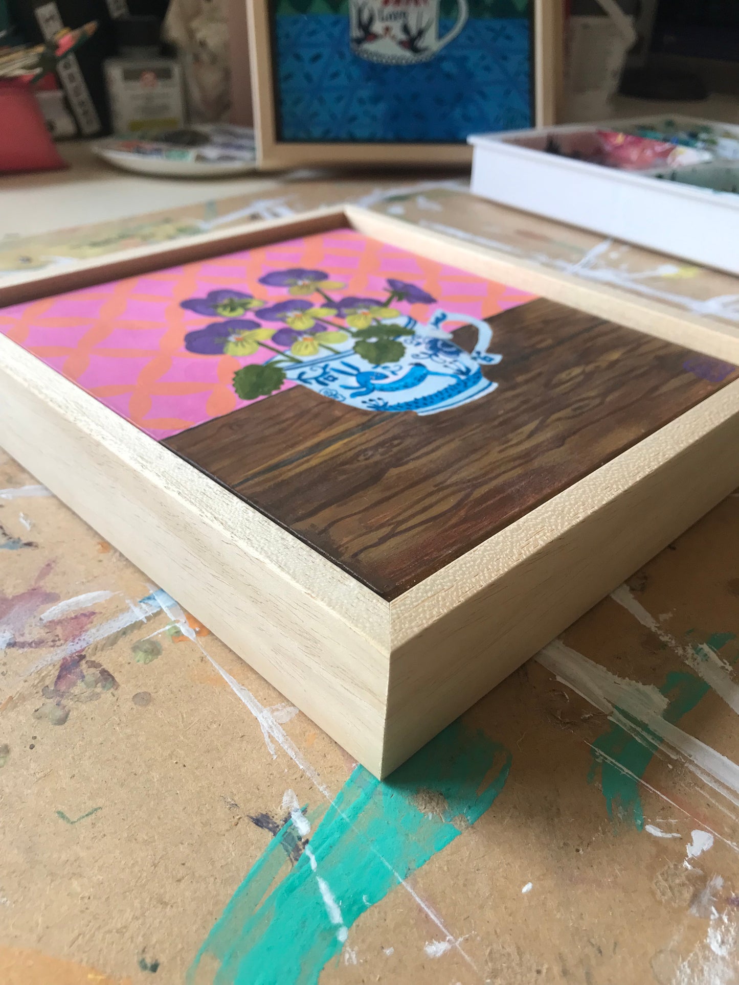 Schilderij Viooltjes in Delfts Blauwe Theekopje met Haasje | Handgeschilderde Roze Stilleven kunst
