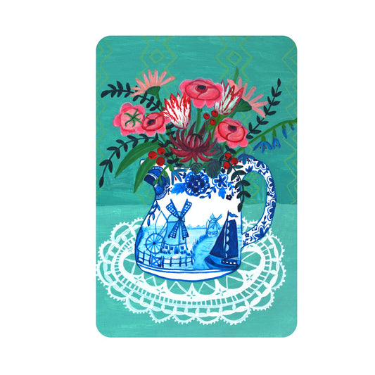 Kaart met delfts blauwe vaas en hollandse molen. In de vaas zitten roze bloemen als tulpen, gerbera en dahlia. Dit duurzame eco kaartje is gedrukt op Paperwise papier/ papier gemaakt van landbouwafval