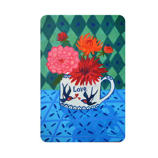 Deze vrolijke Dahlia kaart met zwaluwen op een theekopje en de tekst 'love' Dit kaartje met romantische vogeltjes is ook  leuk om op te sturen als kleurrijke valentijnskaart met bloemen. Deze duurzame eco kaart is ook leuk om op te sturen naar een tuinliefhebber.