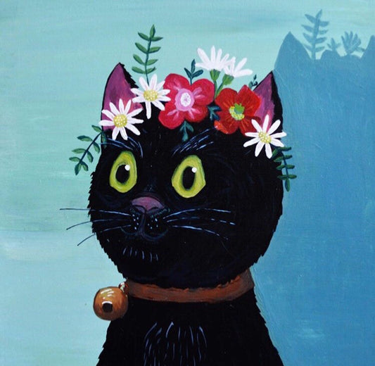 Deze zwarte katten kaart is een feestelijke kaart zonder tekst. Leuk om dit Frida Kahlo katje met grote ogen en bloemen kroon op te sturen naar een jarige ofzo. Ook is deze kattenkaart natuurlijke een heerlijk plaatje om op te sturen naar een kattenliefhebber of als beterschapskaartje met kat. Dit katten kaartje word geleverd met enelop.