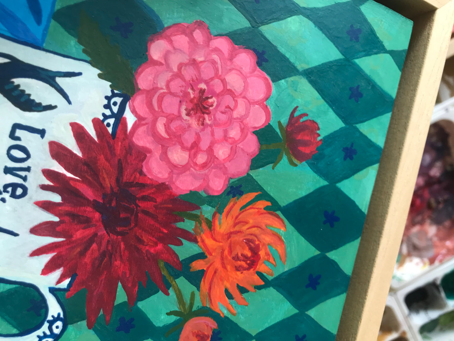 Dit is een eigentijds handgeschilderd en handgemaakt schilderij met een dahlia stilleven. Op dit kleurrijke hippe schilderijtje staan bloemen uit te tuin in een theekopje met vogeltjes. De afgebeelde vogeltjes zijn twee zwaluwen. Ook staan er hartjes op dit schilderijtje en de tekst Love.