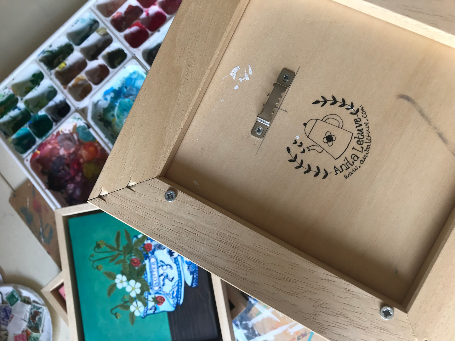 Handgeschilderd schilderij met een Vrolijk kleurrijk dahlia stilleven. Op dit gezellige hippe schilderij staat een theekopje met bloemen uit de tuin en op het theekopje staan twee vogeltjes, namelijk zwaluwen. Ook staat er de tekst liefde op. Dit kleine handgemaakte schilderij is ook geschikt als kado voor huwelijk, liefde of valentijnsdag. Dit schilderijtje is geschilderd en is een eigentijds kunstwerkje in felle kleuren als fuchsia roze, oranje rood en emerald groene met mintgroen wiebertjes patroon. 