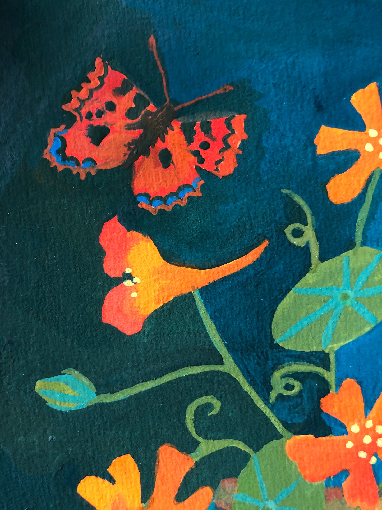 Handgeschilderd handgemaakt Oost Indische kers stilleven schilderij. Dit uitbundige bloem stilleven heeft oranje bloemen op een donkere achtergrond. Het fel oranje van de wilde bloemen heeft een prachtig contrast met de Orientaalse emerald groene gemberpot.  Dit kleurrijke klassieke bloem stilleven heeft ook vlinders en insecten. 