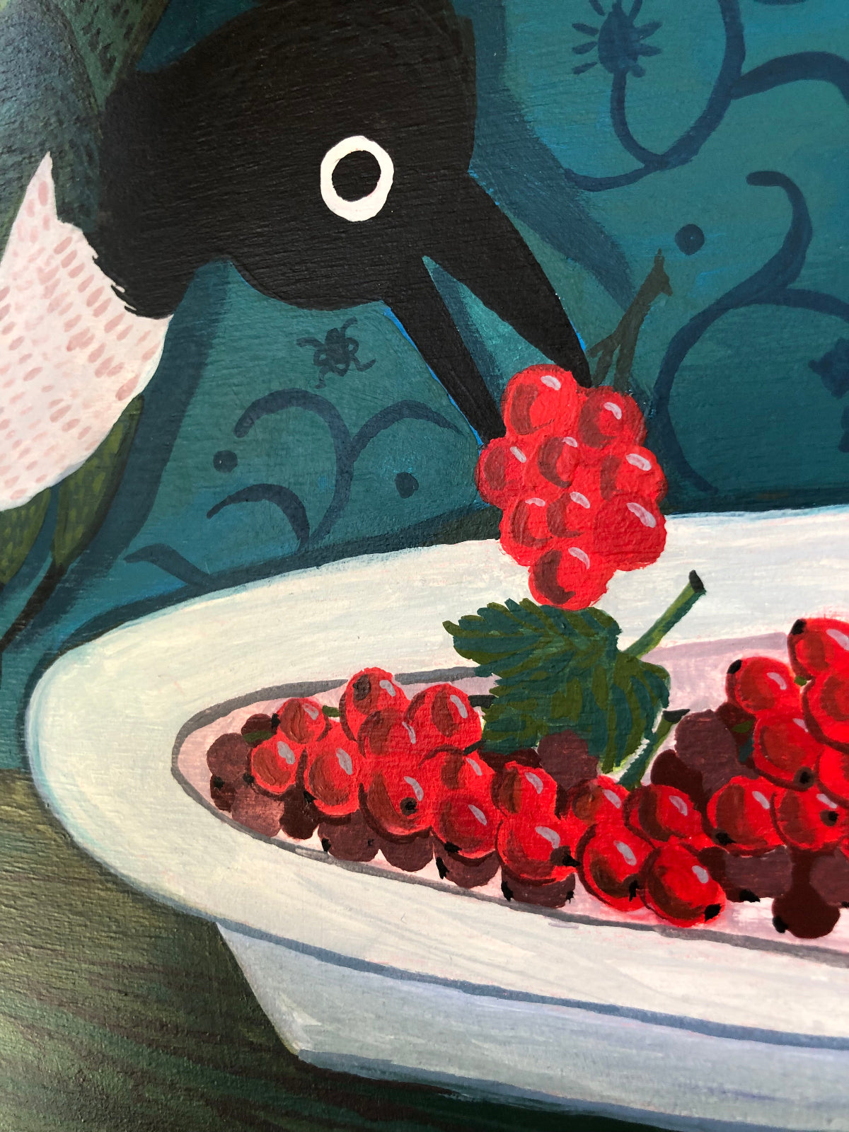 Stilleven schilderij van twee eksters die samen een wit bord met rode bessen leeg snoepen. Dit keuken stilleven in blauwe kleuren is grappig en stijlvol tegelijk. Dit handgeschilderde en handgemaakte keuken stilleven, past mooi in een kleurrijk interieur.