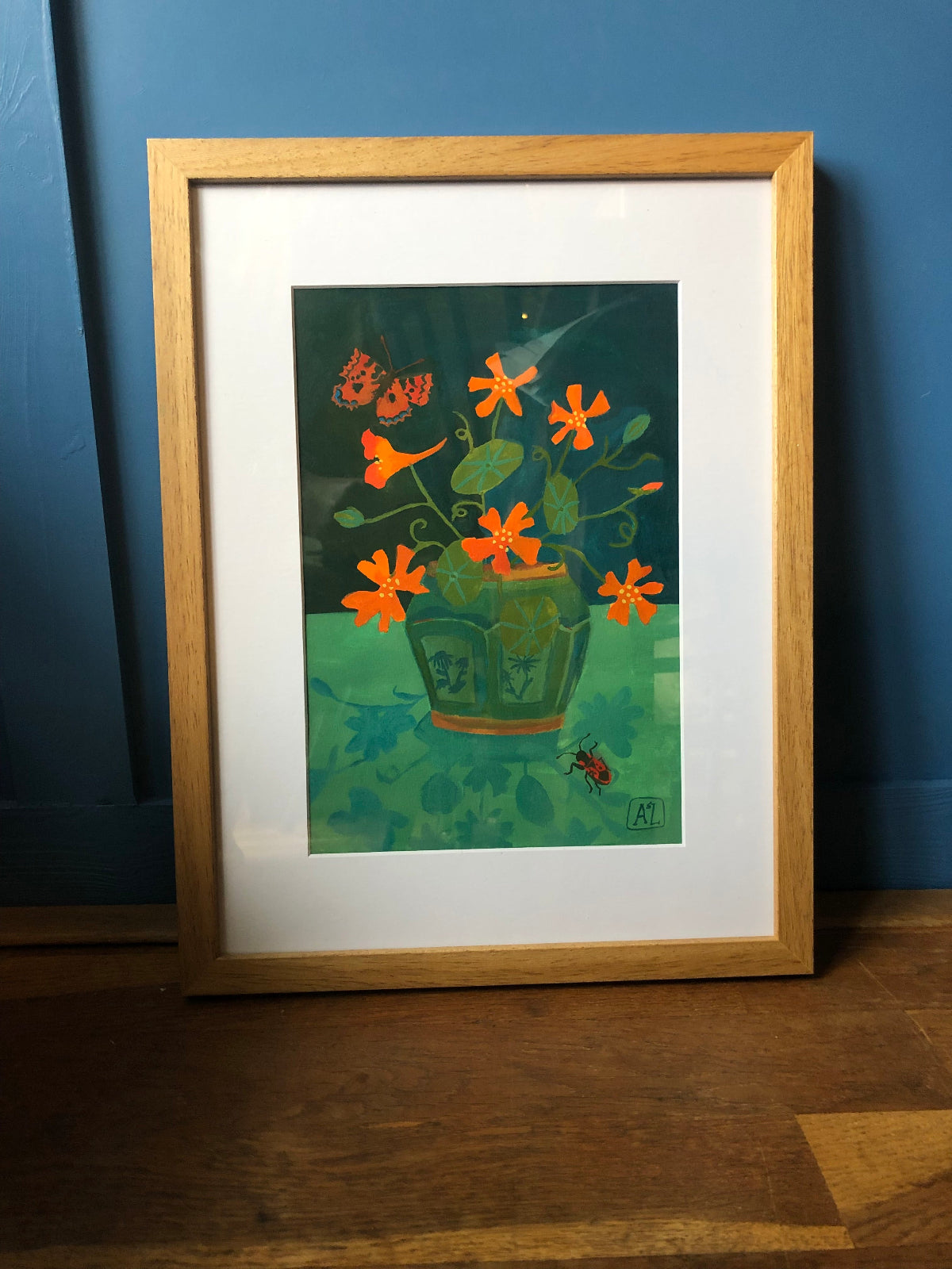 Handgeschilderd handgemaakt Oost Indische kers stilleven schilderij. Dit uitbundige bloem stilleven heeft oranje bloemen op een donkere achtergrond. Het fel oranje van de wilde bloemen heeft een prachtig contrast met de Orientaalse emerald groene gemberpot.  Dit kleurrijke klassieke bloem stilleven heeft ook vlinders en insecten. 