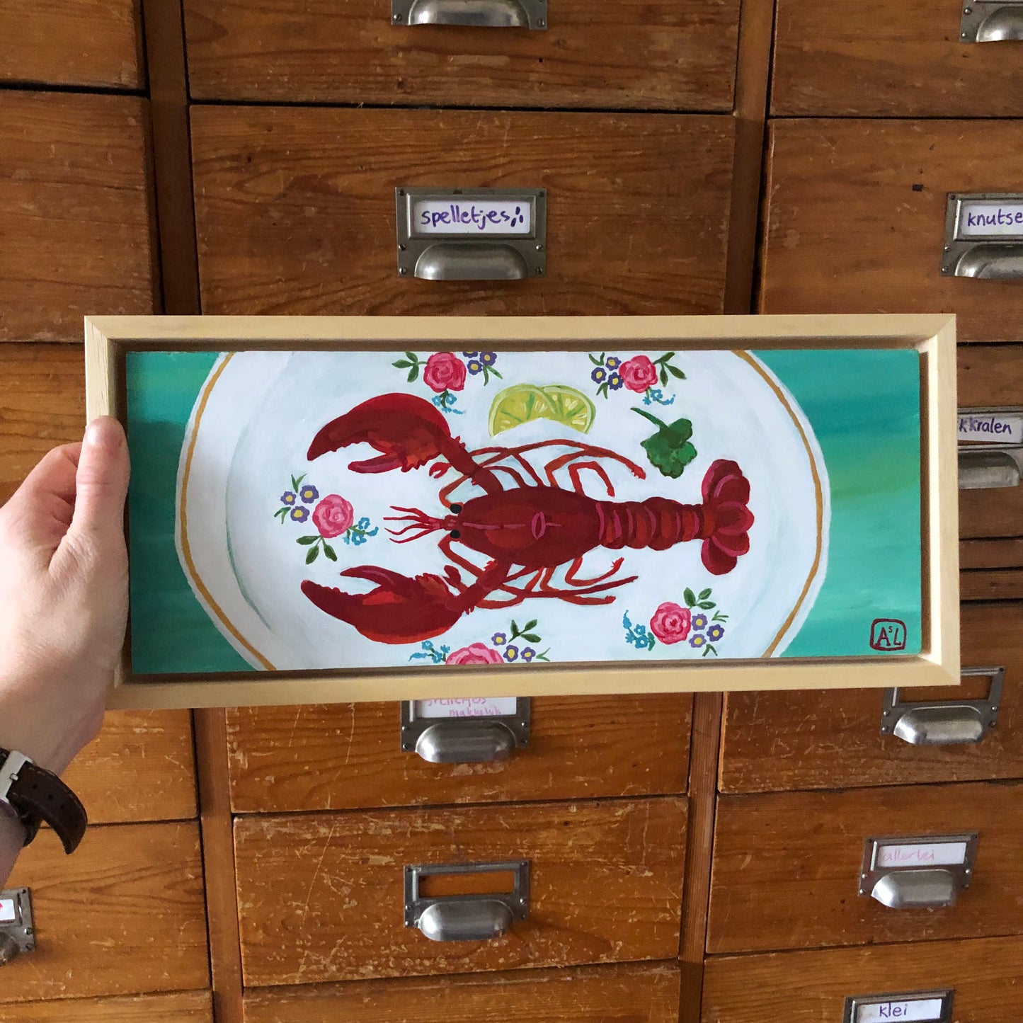 Handgeschilderd schilderij van rode kreeft op een bord. Handgemaakt kleurrijk Keuken stilleven met rode kreeft op een bord met roze rozen.