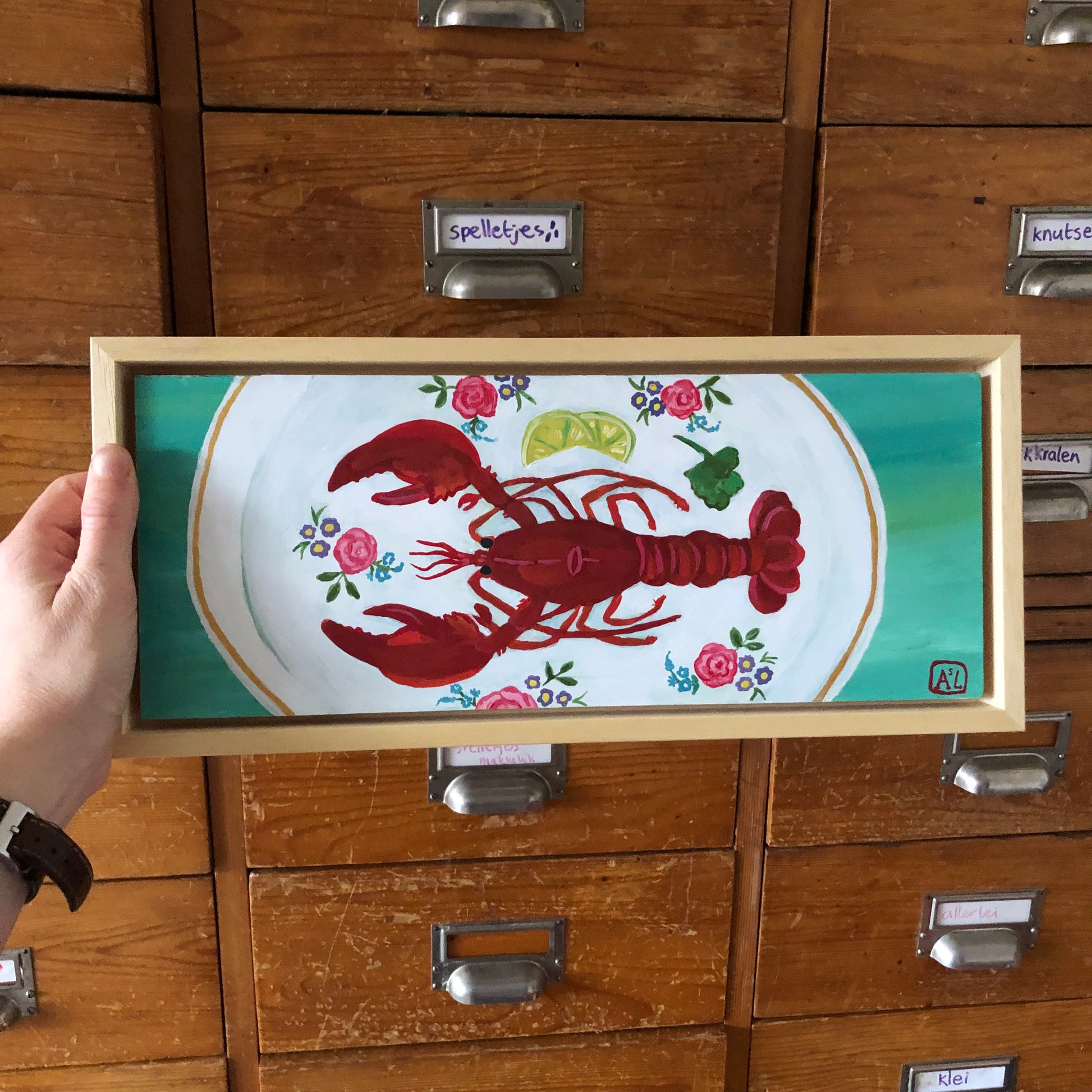 Handgeschilderd schilderij van rode kreeft op een bord. Handgemaakt kleurrijk Keuken stilleven met rode kreeft op een bord met roze rozen.