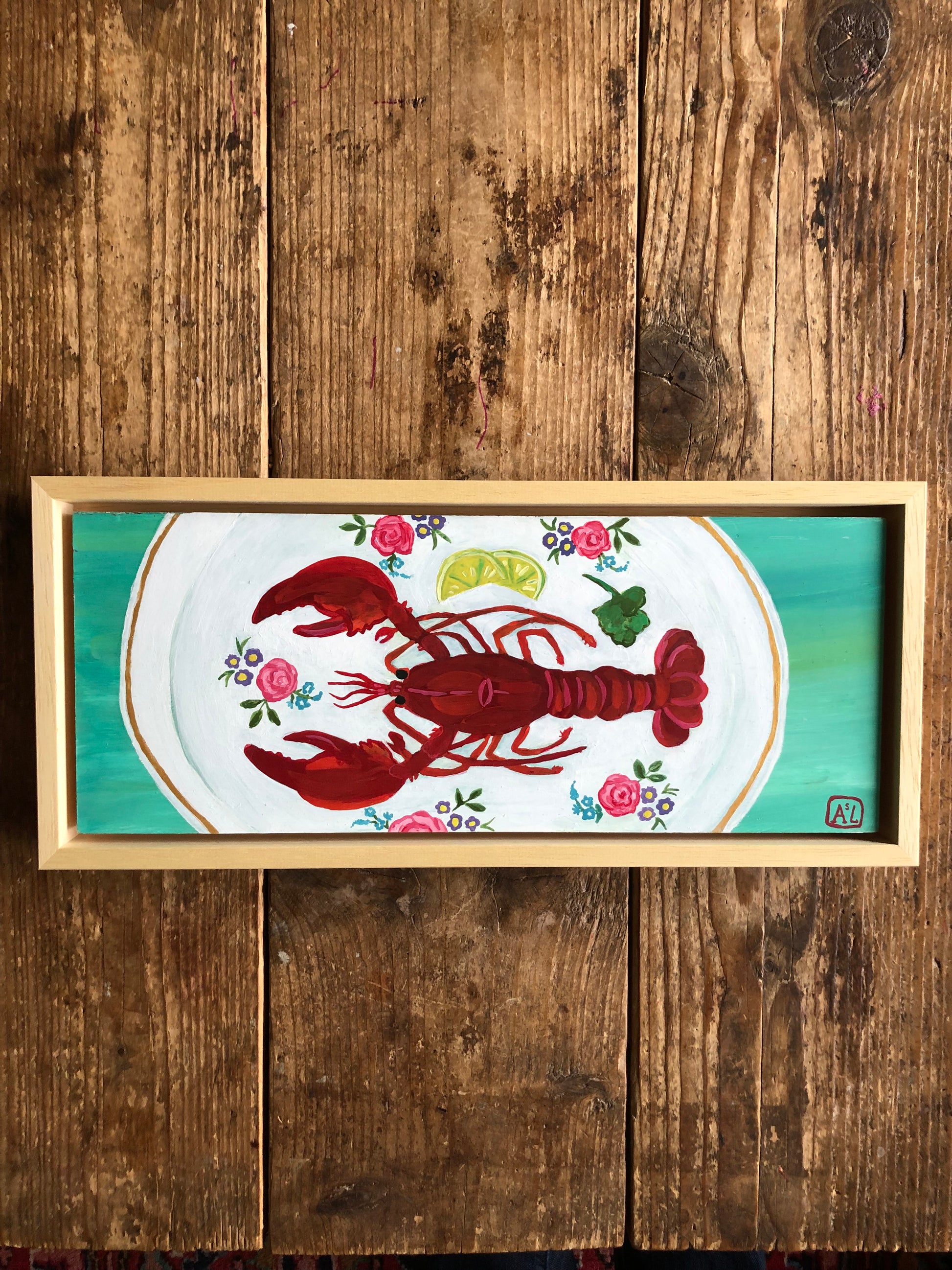 Handgeschilderd schilderij van rode kreeft op een bord. Handgemaakt kleurrijk Keuken stilleven met rode kreeft op een bord met roze rozen.