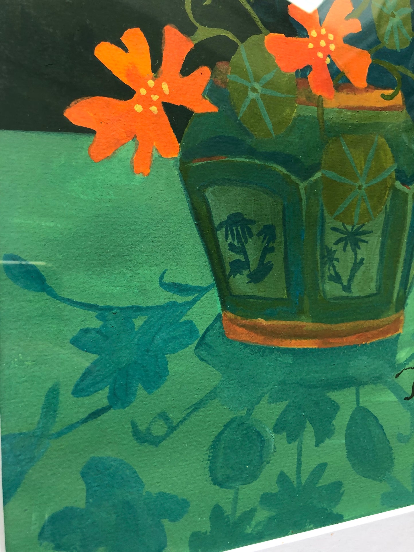 Handgeschilderd handgemaakt Oost Indische kers stilleven schilderij. Dit uitbundige bloem stilleven heeft oranje bloemen op een donkere achtergrond. Het fel oranje van de wilde bloemen heeft een prachtig contrast met de Orientaalse emerald groene gemberpot.  Dit kleurrijke klassieke bloem stilleven heeft ook vlinders en insecten. 