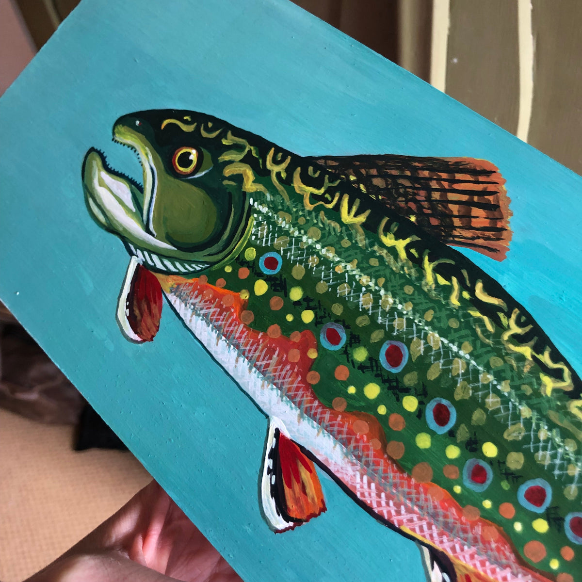 Kleurrijk handgeschilderd vis stilleven van bron forel. Dit is handgemaakt schilderij van een kleurrijke vis als kleurrijk keuken stilleven.
