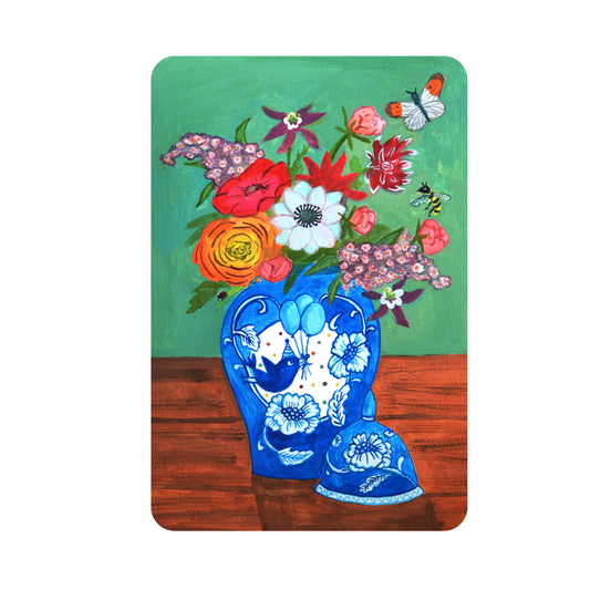 Op deze vrolijke kleurrijke bloemen kaart staat een geschilderd bloem stilleven met wilde bloemen in Delfts Blauwe vaas. De bloemen die je ziet komen uit de tuin: dahlias, pioenrozen, akelei en vlinderstruik. Op de Delfts Blauwe vaas, staat een feestelijke vogel met ballonnen in zijn snavel en confetti. Deze hippe vrolijke bloemen kaart is een leuke felicitatie kaart om op te sturen naar vrouwen, meiden en oma's.