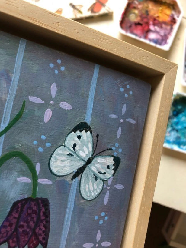 handgeschilderd stilleven schilderij met kievitsbloemen in een glazen flesje. Naast deze voorjaarsbloemen zie je een vlindertje met de naam koolwits. Dit paarse klassieke bloem stilleven heeft vrolijke heldere kleuren. kievitsbloemen worden soms ook zwolse tulp genoemd, dat komt omdat deze stinzenplant daar voorkomt.