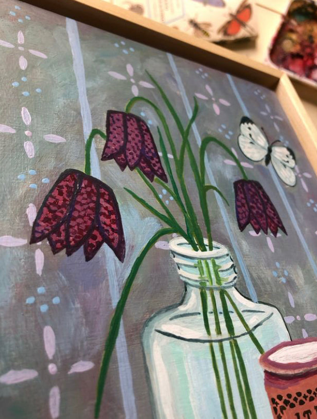handgeschilderd stilleven schilderij met kievitsbloemen in een glazen flesje. Naast deze voorjaarsbloemen zie je een vlindertje met de naam koolwits. Dit paarse klassieke bloem stilleven heeft vrolijke heldere kleuren. kievitsbloemen worden soms ook zwolse tulp genoemd, dat komt omdat deze stinzenplant daar voorkomt.