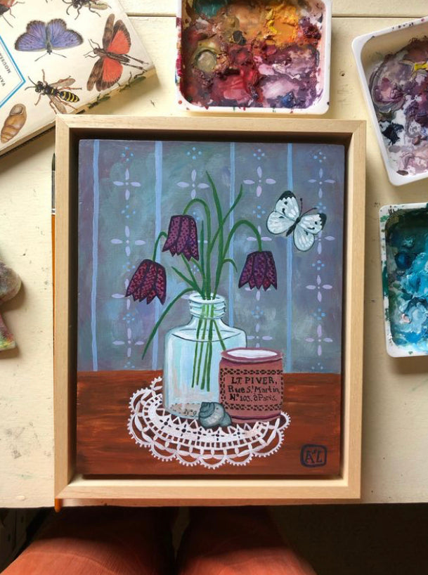 kievitsbloemen handgeschilderd schilderij, op dit paarse bloem stilleven staan kievitsbloemen in een glazen flesje. Naast deze voorjaarsbloemen zie je een vlindertje met de naam koolwits. Dit paarse klassieke bloem stilleven heeft vrolijke heldere kleuren. kievitsbloemen worden soms ook zwolse tulp genoemd, dat komt omdat deze stinzenplant daar voorkomt.