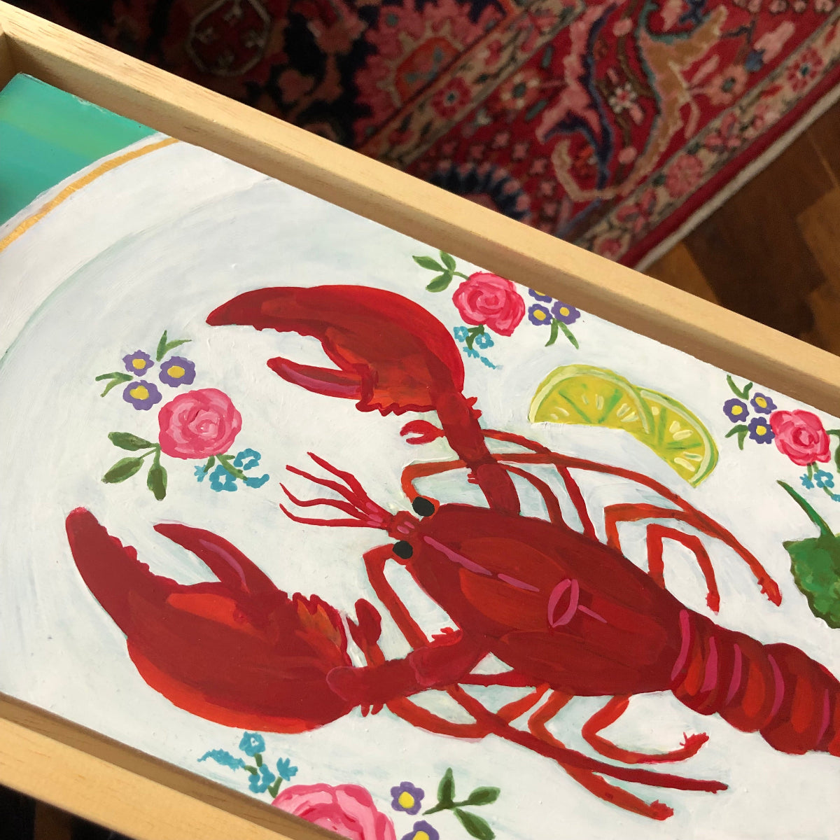 Handgeschilderd schilderij van rode kreeft op een bord. Handgemaakt kleurrijk Keuken stilleven met rode kreeft op een bord met roze rozen.