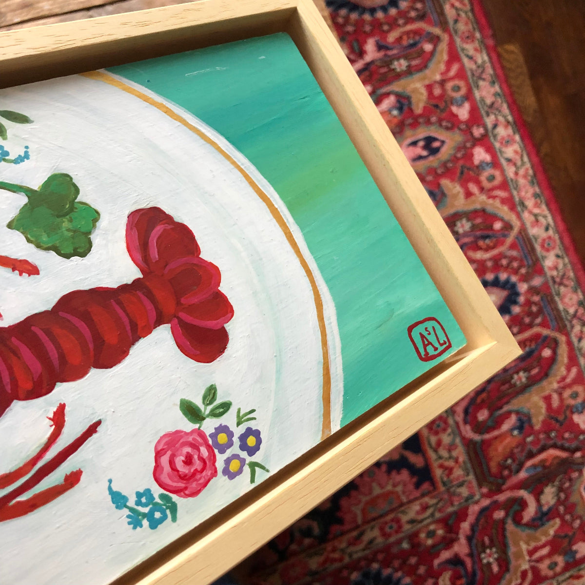 Handgeschilderd schilderij van rode kreeft op een bord. Handgemaakt kleurrijk Keuken stilleven met rode kreeft op een bord met roze rozen.
