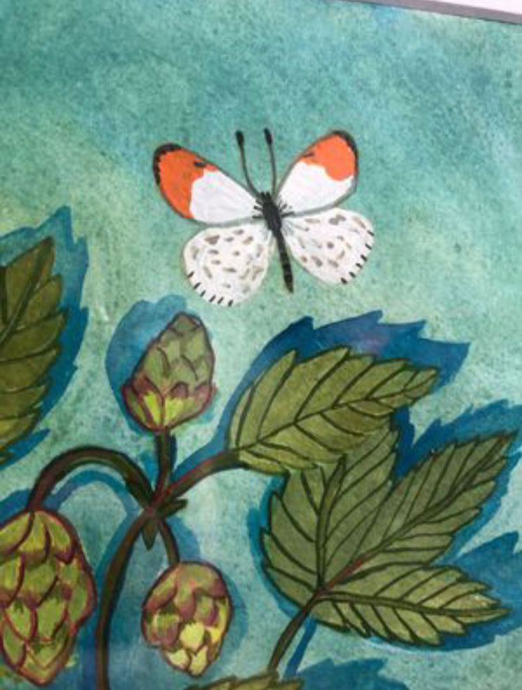 wilde bloemen stilleven schilderij in natuurlijke tinten als blauw, bruin en groen. Dit boeket staat in een Delfts Blauwe Vaas met een paard in galop. Op de tafel naast de blauw witte vaas ligt een hoefijzer. Dit bloem stilleven met hopplanten heeft een hoefijzer en twee vlindertjes. De vlinders zijn oranje tipjes.
