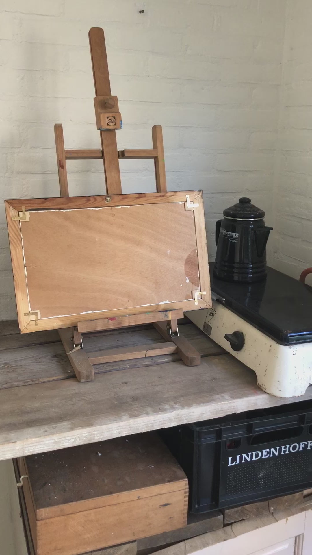 Filmpje van handgeschilderd ekster schilderij met klassieke zwarte lijst. 