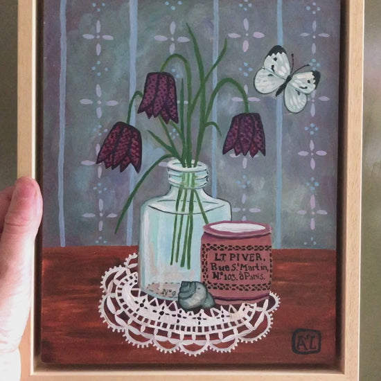 kievitsbloemen handgeschilderd schilderij, op dit paarse bloem stilleven staan kievitsbloemen in een glazen flesje. Naast deze voorjaarsbloemen zie je een vlindertje met de naam koolwits. Dit paarse klassieke bloem stilleven heeft vrolijke heldere kleuren. kievitsbloemen worden soms ook zwolse tulp genoemd, dat komt omdat deze stinzenplant daar voorkomt.