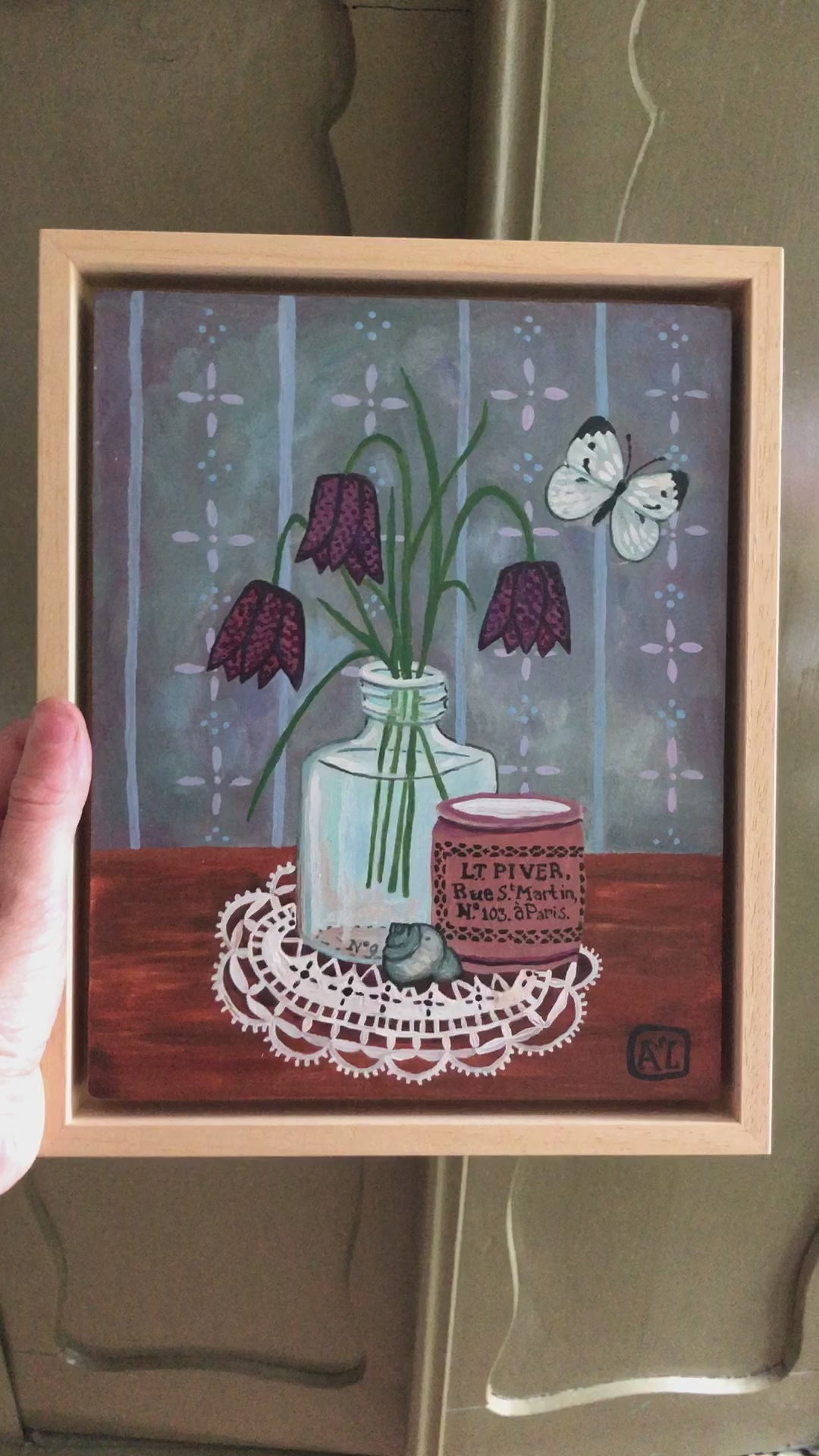kievitsbloemen handgeschilderd schilderij, op dit paarse bloem stilleven staan kievitsbloemen in een glazen flesje. Naast deze voorjaarsbloemen zie je een vlindertje met de naam koolwits. Dit paarse klassieke bloem stilleven heeft vrolijke heldere kleuren. kievitsbloemen worden soms ook zwolse tulp genoemd, dat komt omdat deze stinzenplant daar voorkomt.