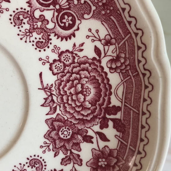 filmpje van kleurrijk handgeschilderd korenbloem stilleven in blauwe tinten. De korenbloempjes staat in een burgenland  theekopje van villeroy en boch. Op dit handgemaakte schilderij staan ook twee blauwe vlindertjes. Dat zijn icarus blauwtjes.