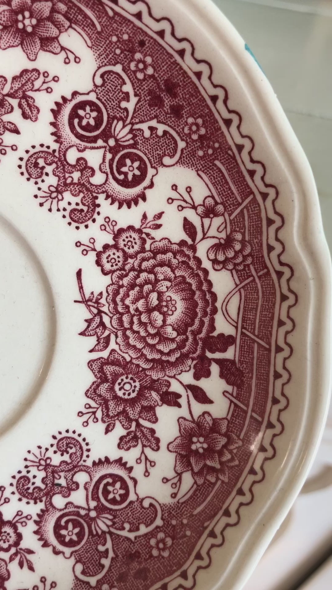 filmpje van kleurrijk handgeschilderd korenbloem stilleven in blauwe tinten. De korenbloempjes staat in een burgenland  theekopje van villeroy en boch. Op dit handgemaakte schilderij staan ook twee blauwe vlindertjes. Dat zijn icarus blauwtjes.